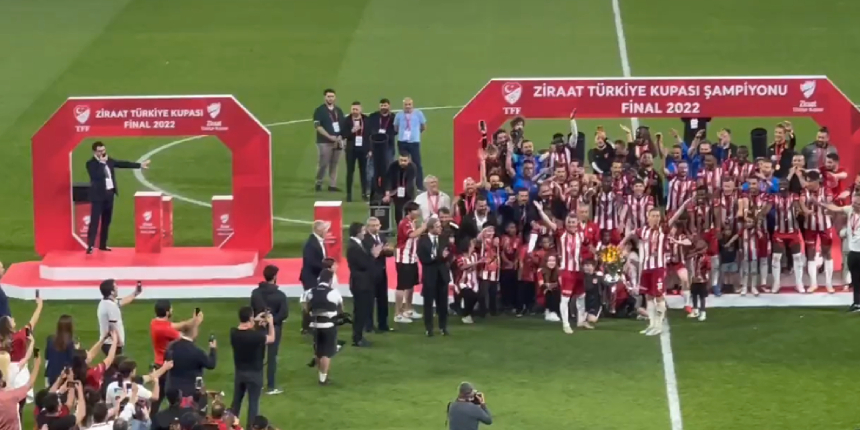Vali Salih Ayhan yiğidoların kupa sevincine ortak oldu