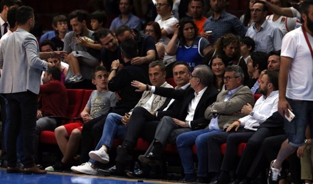 Fikret Orman, Anadolu Efes taraftarıyla kavga etti