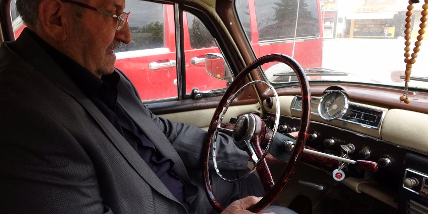 Talipliler sıraya girdi... 1959 model Mercedes'i 25 sene sonra garajdan çıkardı