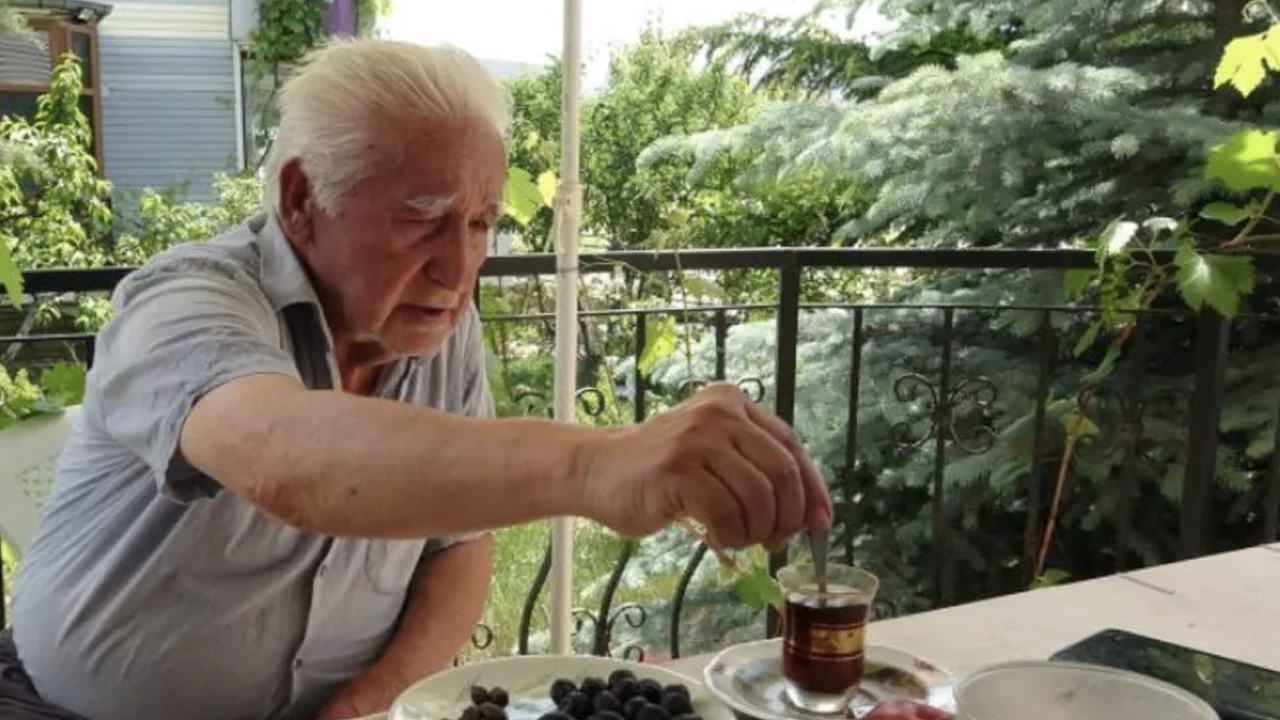 77 yaşındaki adam hayatının şokunu yaşadı: "Bu ev satılamaz" yazılı pankart astı