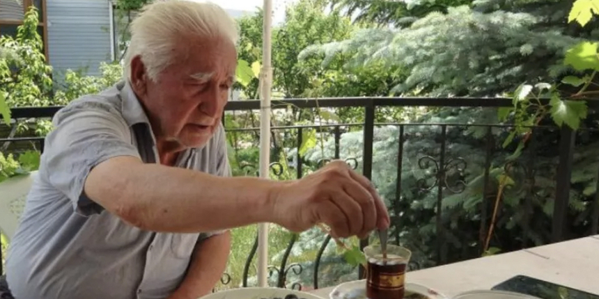 77 yaşındaki adam hayatının şokunu yaşadı: "Bu ev satılamaz" yazılı pankart astı