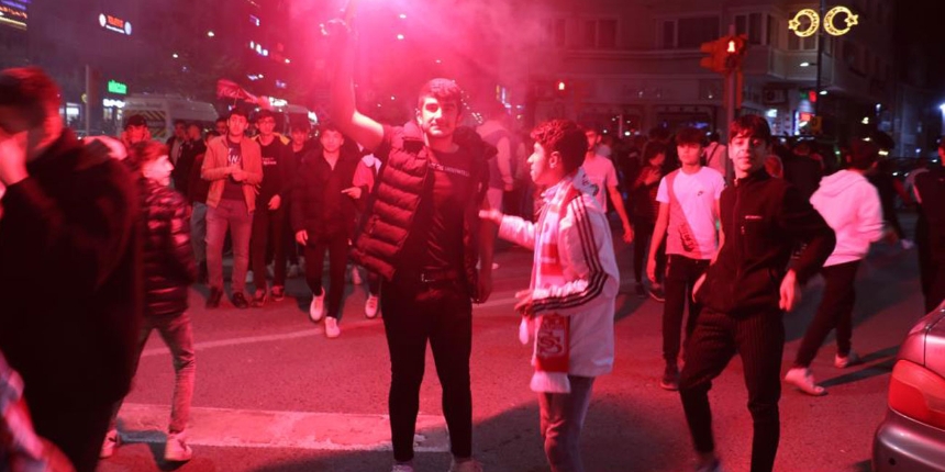 İstanbul'da Ziraat Türkiye Kupası'nı kazanan Sivasspor’da taraftarların sevinci sürüyor