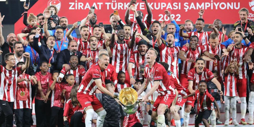 Süper Lig ekipleri Sivasspor'un Ziraat Türkiye Kupası'ndaki tarihi zaferiyle ilgili mesaj paylaştı