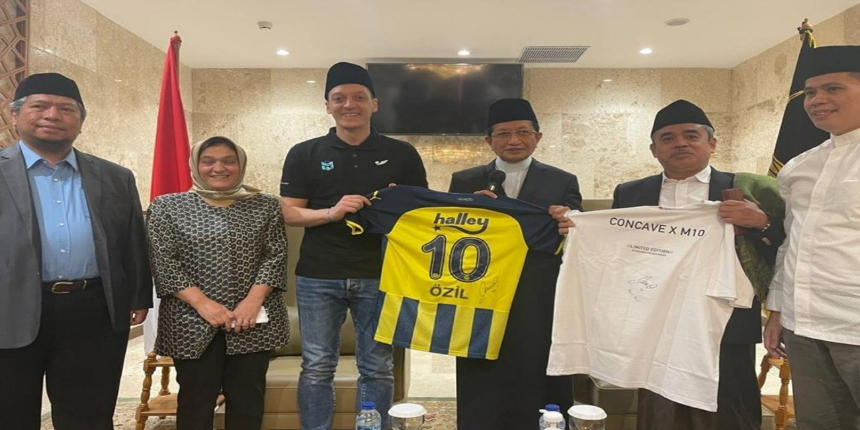 Mesut Özil Cakarta’nın sembollerinden İstiklal Camisi’nde
