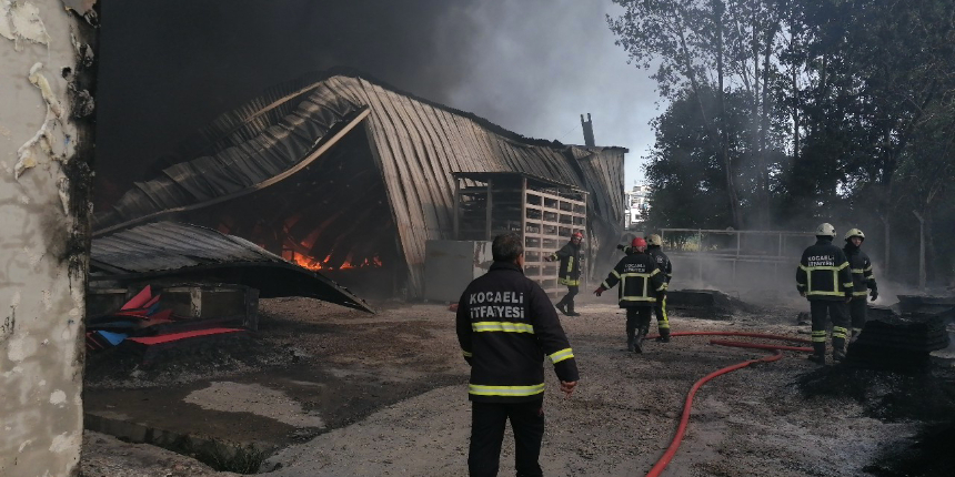 Kocaeli'de fabrikada yangın: Çok sayıda ekip müdahale ediyor