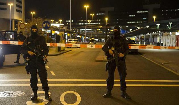 Hollanda'da terör alarmı! Bir otomobil yayaların arasına daldı...