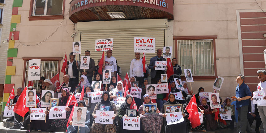 HDP Diyarbakır İl Başkanlığı önünde kararlı duruş sürüyor: Evlat nöbeti 1000'inci güne girdi
