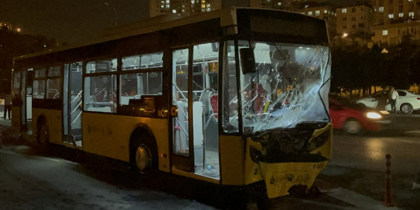 Gaziosmanpaşa'da otomobil ile İETT otobüsü çarpıştı, 1 kişi öldü, 4 kişi yaralandı