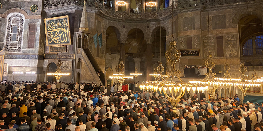 İstanbul'un Fethi'nin yıl dönümünde çok sayıda genç Ayasofya'da sabah namazı kıldı