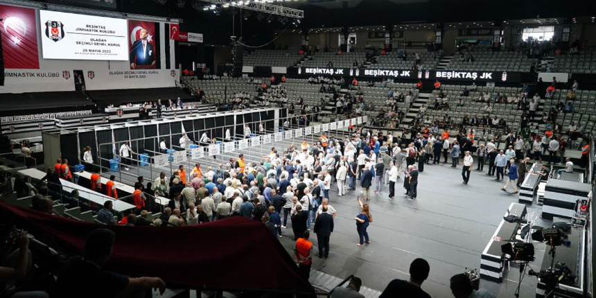 Akatlar Spor Kompleksi'nde Beşiktaş Olağan Seçimli Genel Kurulu'nda oy verme işlemi başladı