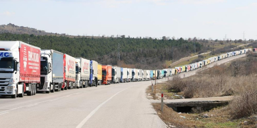Gümrükte tır kuyruğu 40 kilometreyi aştı