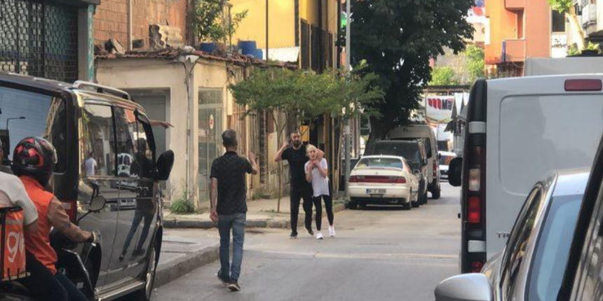 Kız arkadaşını rehin alıp şehrin en işlek caddesine kaçtı! İkisi de gözaltına alındı