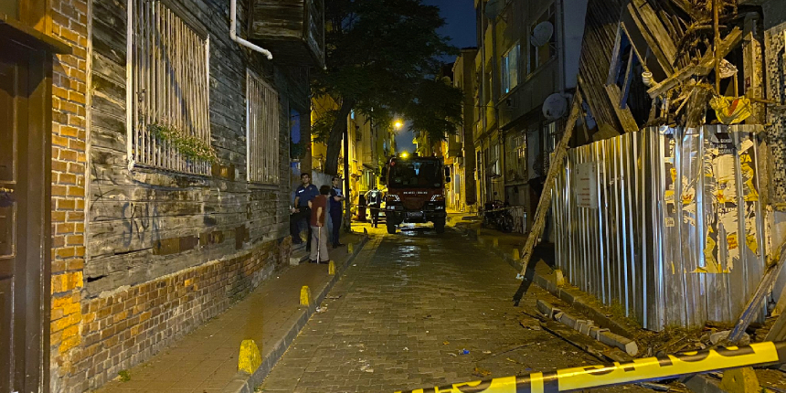 2 katlı ahşap bina çöktü, mahalleli korku dolu anlar yaşadı