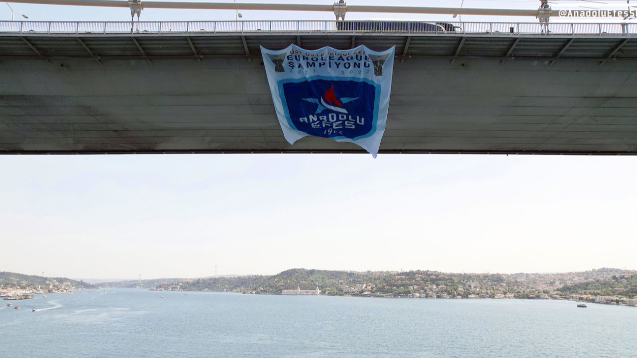 Üst üste ikinci kez EuroLeague'i kazanan Anadolu Efes'in bayrakları İstanbul Boğazı'nda