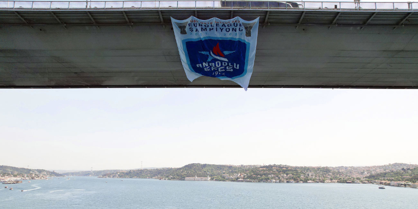 Üst üste ikinci kez EuroLeague'i kazanan Anadolu Efes'in bayrakları İstanbul Boğazı'nda