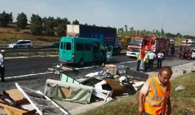 Kumburgaz'da minibüs TIR'a çarptı! Ölü ve yaralılar var...