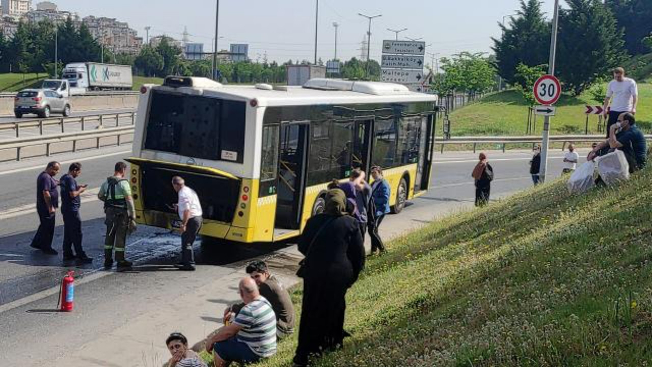 İstanbul'da faciadan dönüldü: Seyir halindeki İETT otobüsünde yangın çıktı!