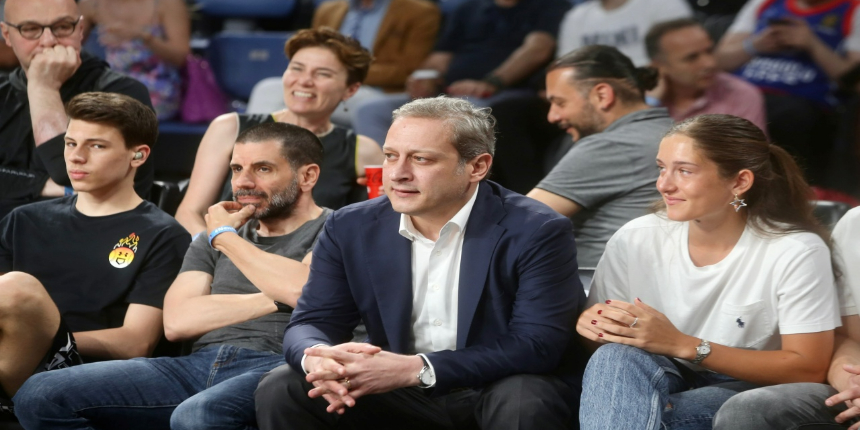 Galatasaray Başkanı Burak Elmas, Sinan Erdem Spor Salonu’nu terk etti