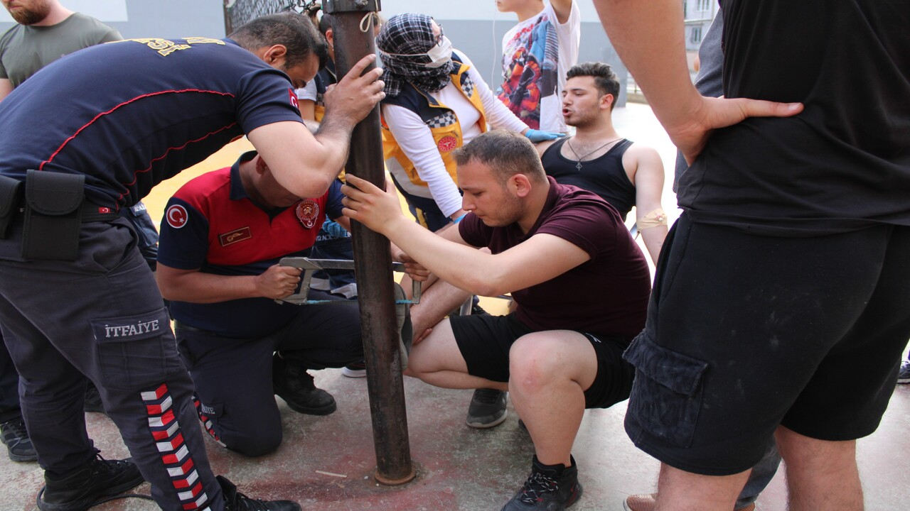 Öfkelenen gencin ayağına demir saplandı! Dakikalarca acı içinde kurtarılmayı bekledi