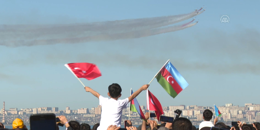 Atak helikopteri ve Türk Yıldızları'nın TEKNOFEST Azerbaycan'daki gösterisi nefes kesti