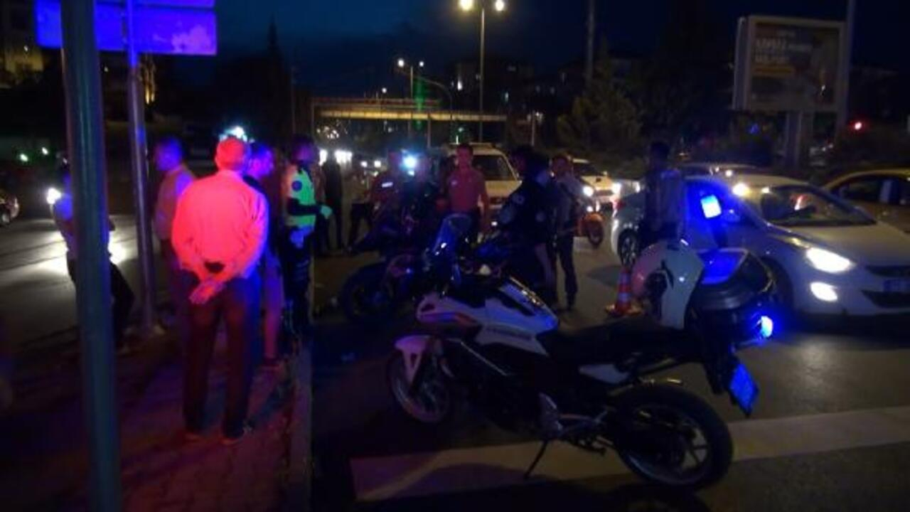 Ehliyetsiz sürücü dur ihtarına uymadı! Polis ekiplerine çarptı