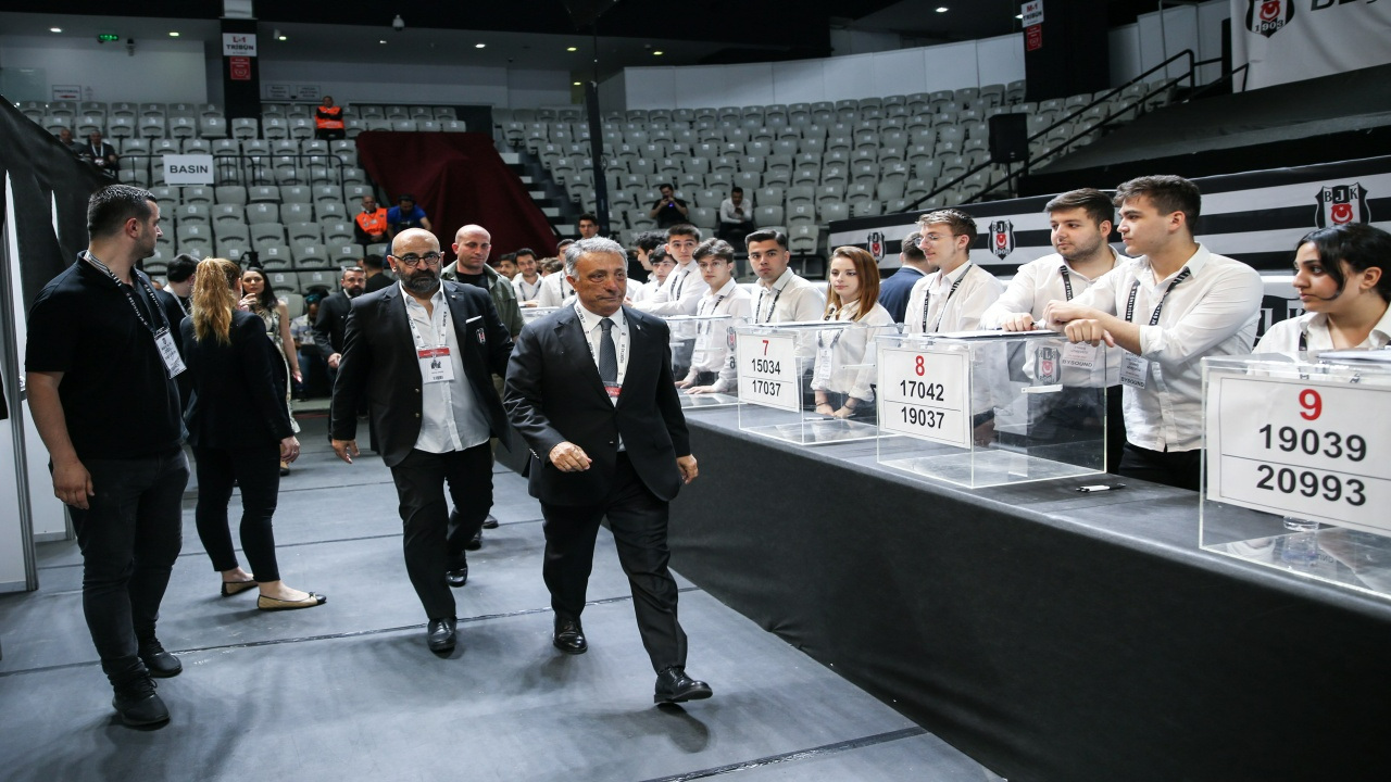 Beşiktaş başkanlık seçimlerinde sonuç kesinleşti! Ahmet Nur Çebi yeniden seçildi