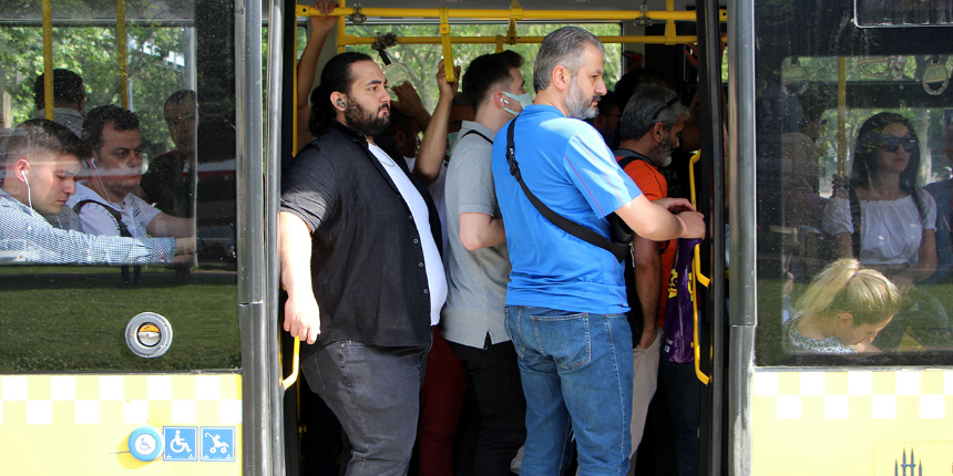 Toplu taşımada maskesiz ilk sabah böyle geçti: Kimileri maskeyi çıkardı, bazıları takmaya devam etti