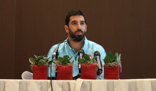 Uçakta gazeteci dövüp kamptan kovulan Arda Turan boş salona konuştu! / VİDEO