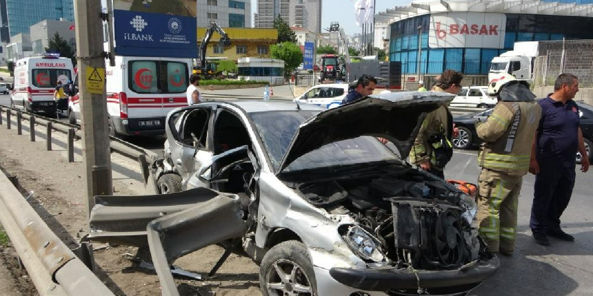 Pendik'te makas atan sürücü demir bariyerlere girdi: 2 yaralı