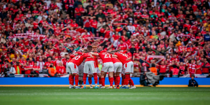 Huddersfield Town’u yenen Nottingham Forest, 23 yıl sonra Premier Lig’e yükseldi