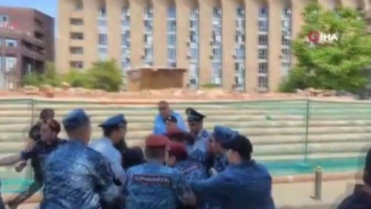 Ermenistan'da sular durulmuyor: Göstericiler hükümet binasını bastı!