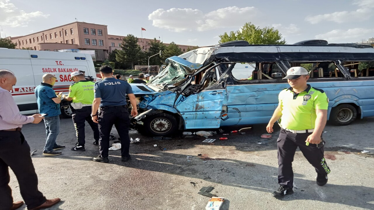 TBMM'nin önünde kaza! Çok sayıda yaralı var