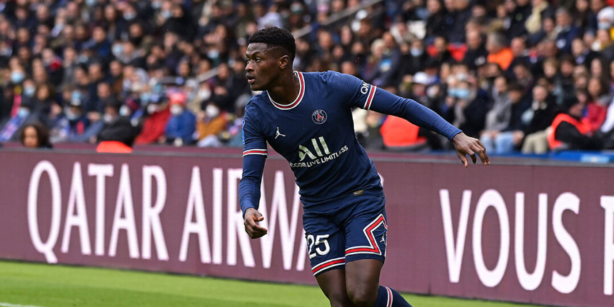 Fransa Ligue 1 ekibi PSG, Portekizli sol bek Nuno Mendes ile 4 yıllık sözleşme imzaladı