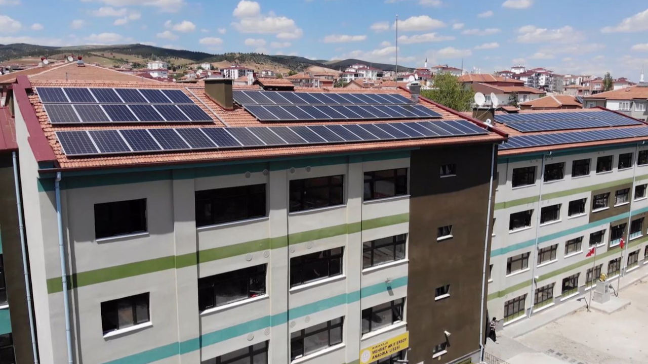 Enerjisini güneşten alan okul: Yüzde 100'e yakınını karşılıyor