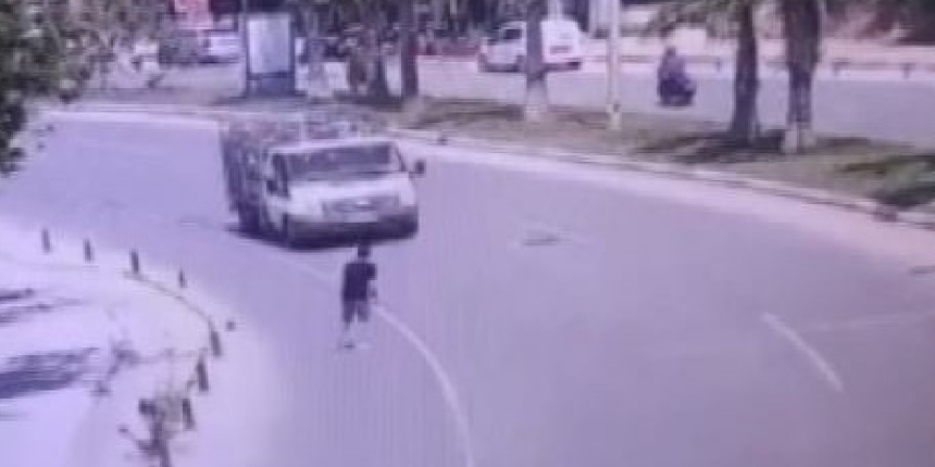Seyir halindeki tüp kamyonetinin önüne atladı!
