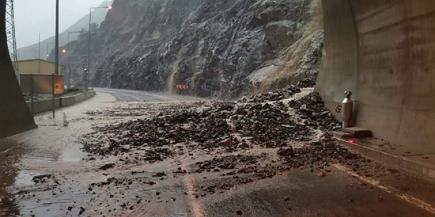 Artvin’de heyelan nedeniyle sürücüler tünelde mahsur kaldı