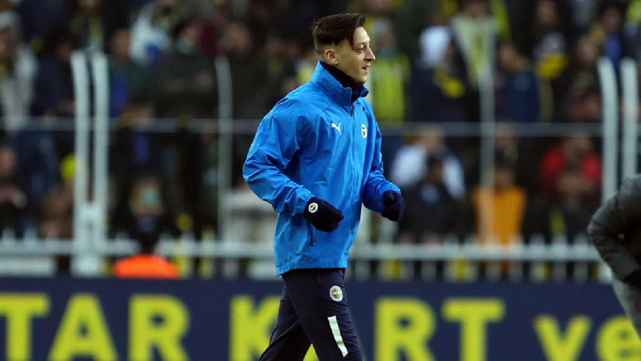 Mesut Özil o iddiaları yalanladı: Fenerbahçe’den başka bir takımda kariyerimi noktalamayacağım