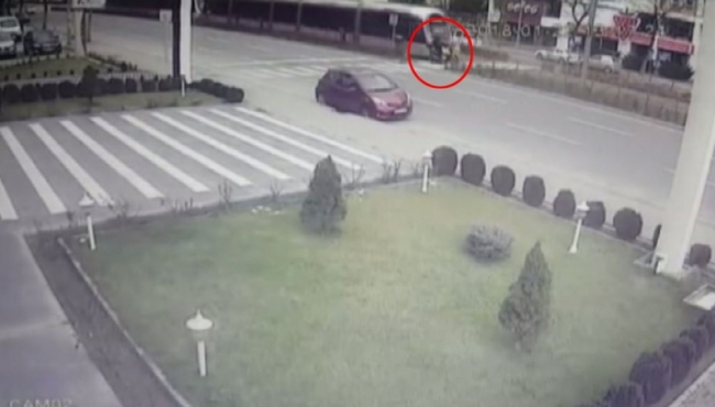 Kayseri'de tramvay kazası güvenlik kamerasına böyle yansıdı...