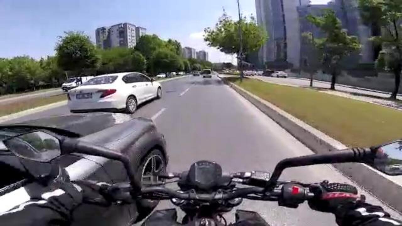 Bakırköy'de kadın sürücü motora çarpıp kaçtı! Trafik kaosa döndü