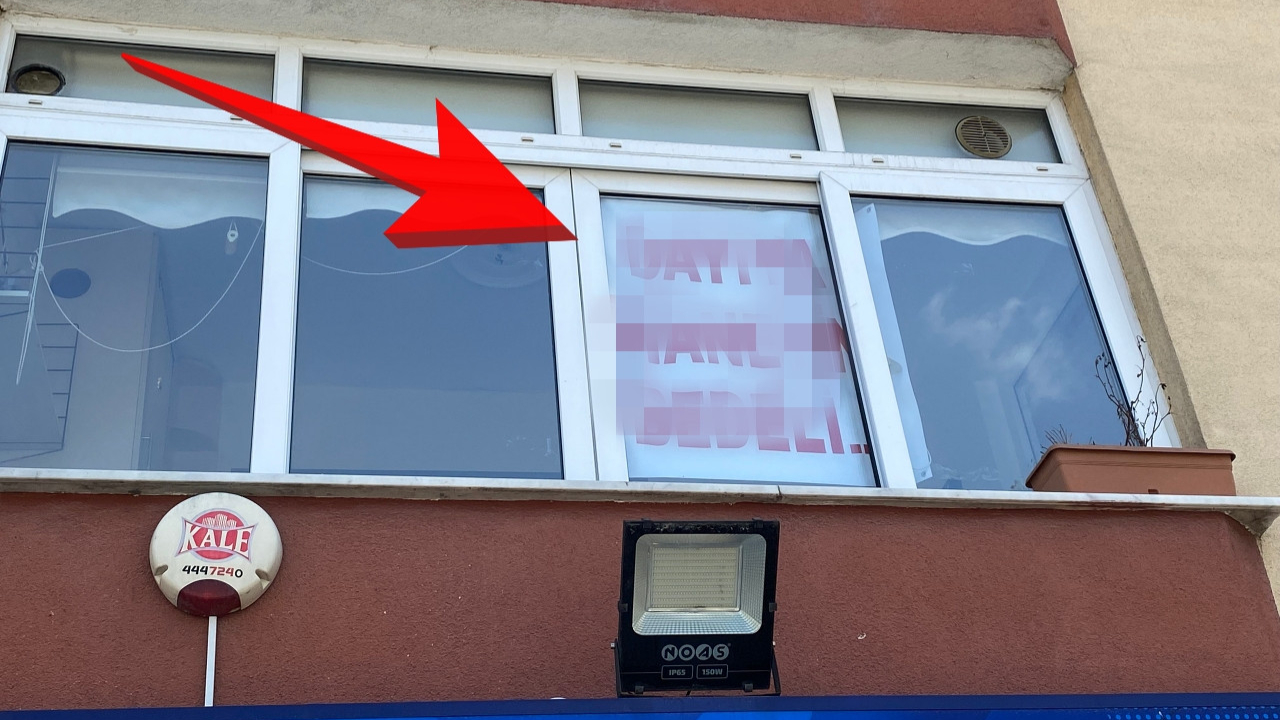 Bu mahalleden geçenler hayrete düşüyor: Evin camında şaşırtan pankart!