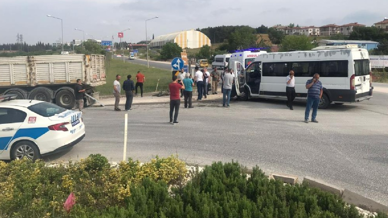 Bilecik'te fabrika servisiyle tır çarpıştı, 2 kişi yaralandı