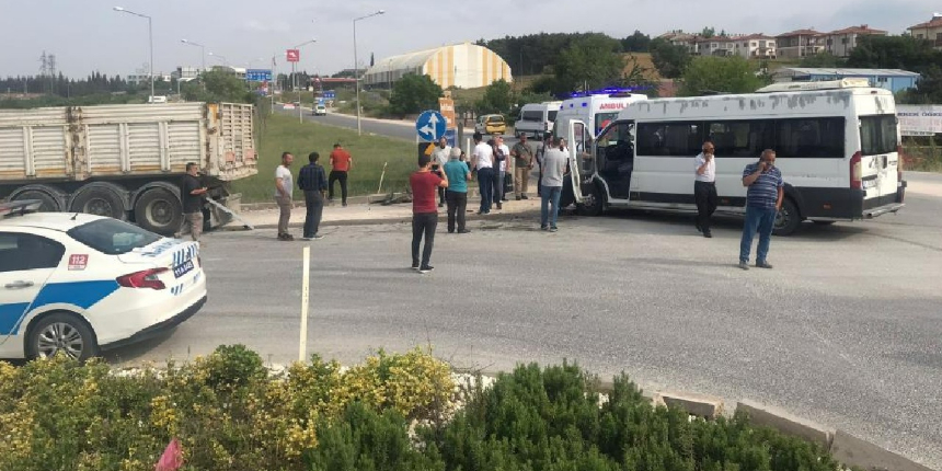 Bilecik'te fabrika servisiyle tır çarpıştı, 2 kişi yaralandı