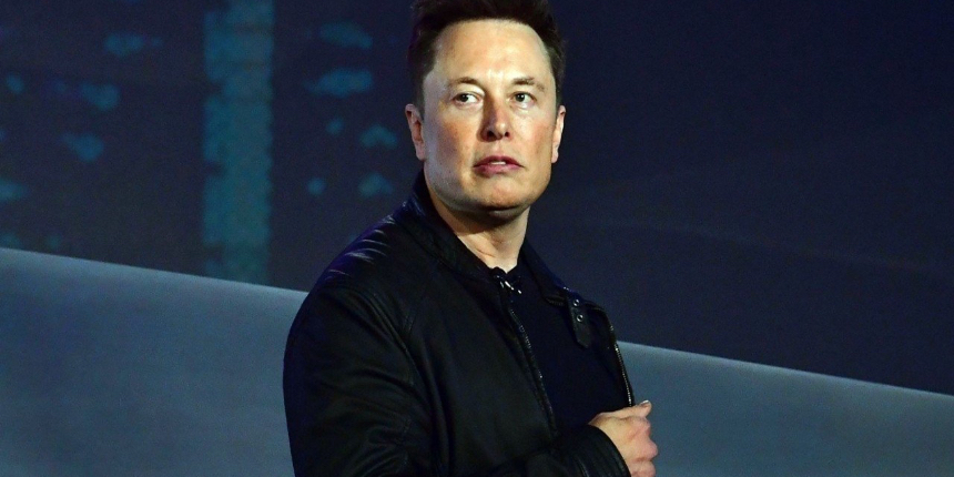 Elon Musk ekonomi hakkında 'süper kötü hisleri' olduğunu söyleyerek duyurdu: Tesla işe alımları durdurdu