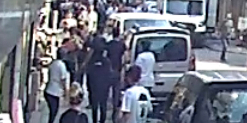 Bir anda büyük panik yaşandı: Balkondan düşen 2 yaşındaki çocuğu havada yakaladılar