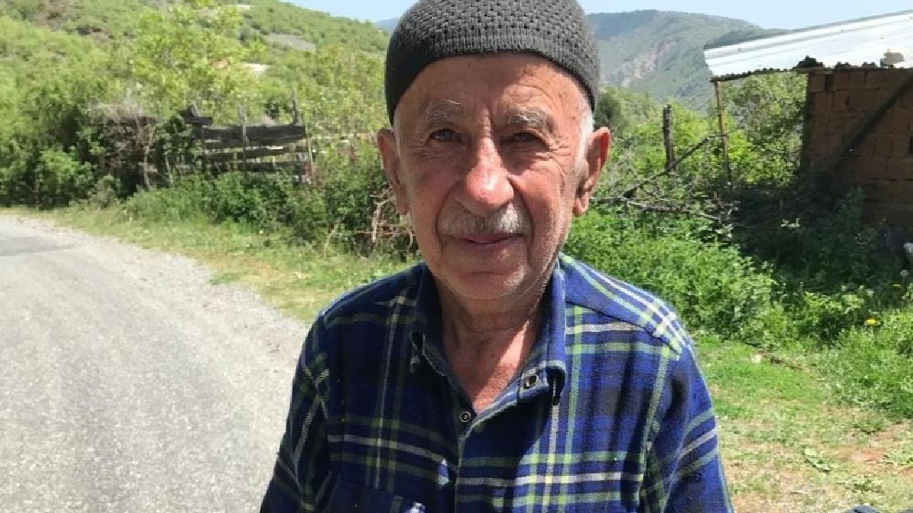 Yaşlı adam evinde pencerenin önünde oturur vaziyette ölü bulundu