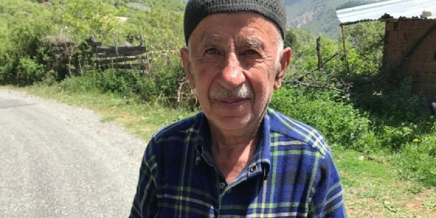 Yaşlı adam evinde pencerenin önünde oturur vaziyette ölü bulundu