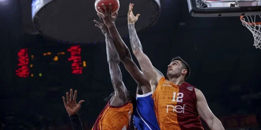 Basketbol Süper Ligi play-off yarı final: Anadolu Efes'i yenen Galatasaray seriye devam dedi