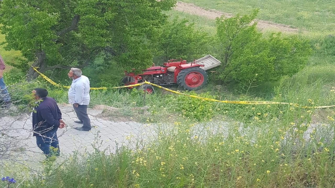 Karı kocayı ayıran kaza! Traktör şarampole uçtu