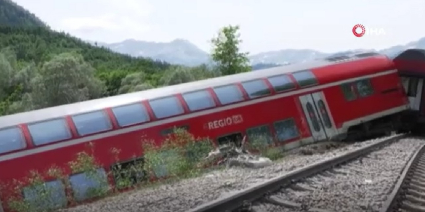 Almanya'da yolcu treni raydan çıktı: 3 ölü, 60 yaralı