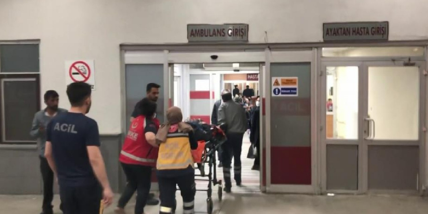 İhbara giden polisi boynundan bıçakladı